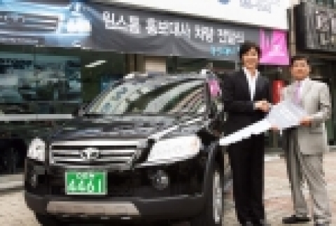 영화배우 정준호씨가 GM DAEWOO 윈스톰 홍보대사로 선정돼 GM DAEWOO 이호형 상무(오른쪽)로부터 자동차키를 전달받고 있다. 스포티한 디자인과 강력한 힘을 자랑하는 윈스톰