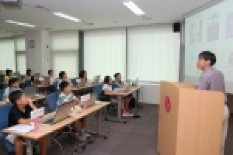 LG CNS는 여름 방학을 맞이한 임직원 자녀(초등학교 2학년~고등학교 2학년)를 대상으로 무료 포토샵 특강을 10~11일 이틀에 걸쳐 진행한다.