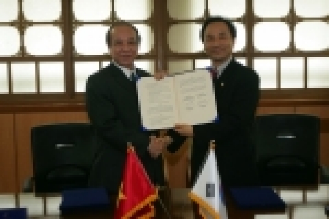 한국 문화관광부와 베트남 사회주의 공화국 체육위원회는 2006년 8월 10일 목요일 오후 2시 문화관광부 장관실에서 ‘95년 체결된 “한-베트남 체육교류협정서” (한국 문화체육부와