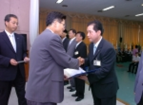 경기도 월례조회에서 수원시가 경기도 세정평가 최우수 지방자치단체로 선정되어 김문수 경기도지사로부터 상장을 수여받고 있다.