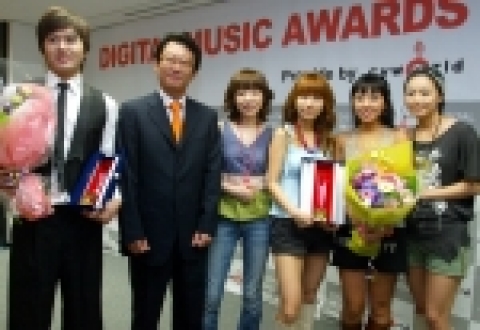 싸이월드(대표 유현오)는 11일 미근동 본사에서 ‘디지털뮤직어워드(Digital Music Award)’ 시상식을 진행했다. 좌로부터 가수 ‘수호’, 이승훈 싸이월드 본부장, 가수