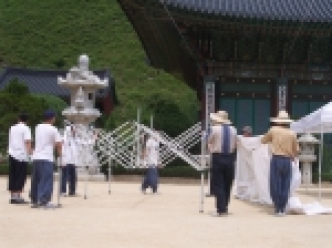 사회봉사명령 대상자들이 오대산 월정사에서 열릴 행사진행 준비에 비지땀을 흘리고 있다.