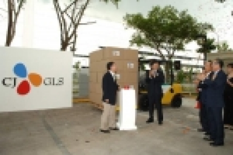 CJ GLS 사외 이사이자 스탠포드대 석좌교수인 황승진 교수(사진 맨 왼쪽)가 CJ GLS ASIA 출범을 알리는 경축 단추를 누르자 강세영 CJ그룹 부사장(사진 중앙)과 예추동 