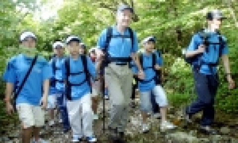 외환은행 나눔재단(이사장 로버트 팰런)은 지난 금요일(11일)부터 1박 2일의 일정으로 불우아동과 함께 지리산 천왕봉을 오르는 자선등반행사를 실시했다고 밝혔다.