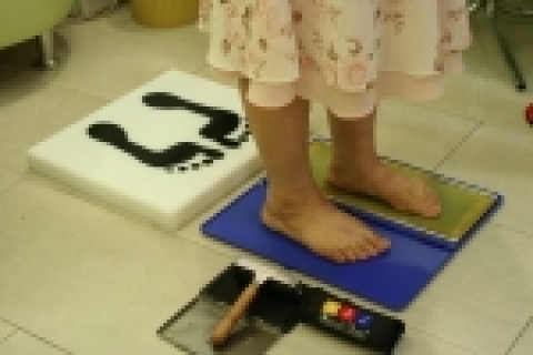 풋프린팅 중인 주부