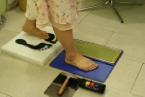 풋프린팅 중인 주부