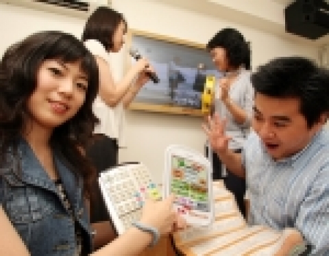 SK텔레콤(대표이사 사장 金信培, www.sktelecom.com)은 노래방에서 핸드폰으로 노래 곡 번호를 무료로 쉽게 검색할 수 있는 ‘휴대폰노래방 책’ 서비스를 17일부터 선보
