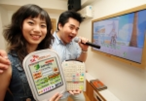 SK텔레콤(대표이사 사장 金信培, www.sktelecom.com)은 노래방에서 핸드폰으로 노래 곡 번호를 무료로 쉽게 검색할 수 있는 ‘휴대폰노래방 책’ 서비스를 17일부터 선보