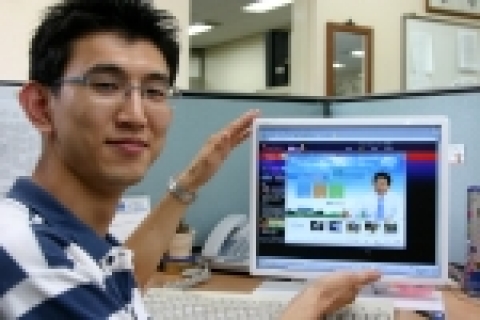 청와대TV ‘희망채널’이 오픈하여 국정홍보비서관실의 관계자들이 채널을 보고 있다.
