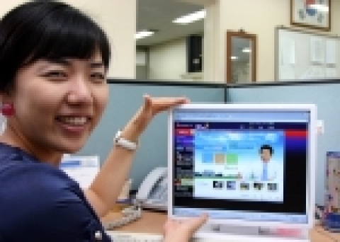 청와대TV ‘희망채널’이 오픈하여 국정홍보비서관실의 관계자들이 채널을 보고 있다.
