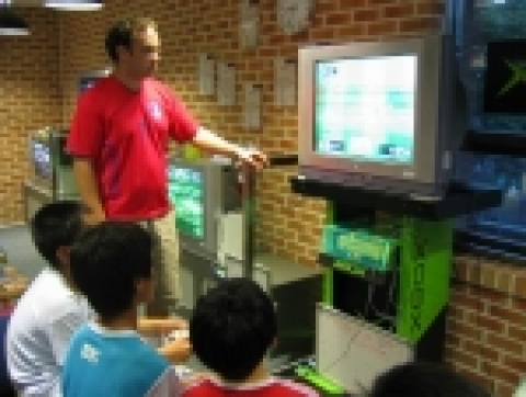 서울 송파구 풍납동 서울영어체험마을에서는 지난 1일부터 야간 활동의 일환으로 ‘Xbox 360 클래스’를 진행, 학생들로부터 뜨거운 호응을 얻고 있다.