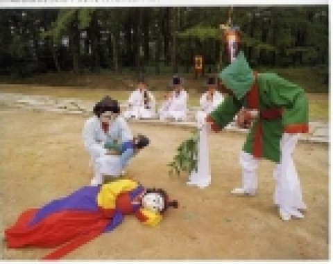 송파산대놀이 中 취발이과장에서 소무(小巫)의 해산 장면