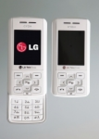 LG전자(대표: 金雙秀 / www.lge.com)는 지난 5월 출시한 ‘기분존폰I (LG-LF1200)’이 43% 로 점유율 1위를 하고 있는 가운데 세련된 스노우 화이트 컬러의 