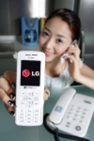 LG전자(대표: 金雙秀 / www.lge.com)는 지난 5월 출시한 ‘기분존폰I (LG-LF1200)’이 43% 로 점유율 1위를 하고 있는 가운데 세련된 스노우 화이트 컬러의 