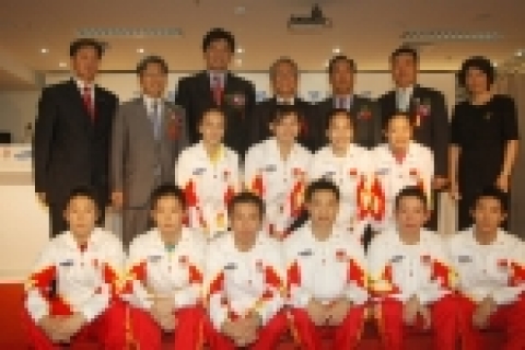 삼성전자가 16일(현지시간) 중국 베이징에서 중국 국가대표 체조 선수단 후원 계약을 맺고 2008년 2008년 베이징 올림픽 마케팅 활동을 시작했다. 뒷줄 왼쪽 두번째부터 이인용 