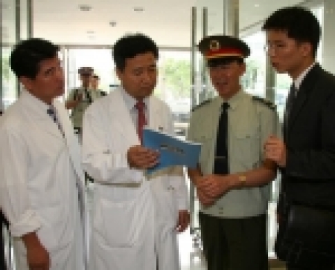 중국군총의원 왕슈펭 부원장이 이경영 원장에게 북경의 301 육군병원을 소개하고 있다.