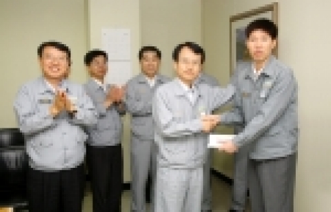 현대중공업이 지금까지 심장병 및 난치병을 앓은 직원 및 가족 468명에게 총 4억6천8백만원의 치료비를 지원했다. 사진은 동료들이 모은 성금을 전달하는 모습.