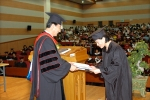 8월 17일 한일장신대학교 2005학년도 후기 학위수여식이 성대히 열렸다. 이날 성금란 학생(신학부)이 총장상을 받고 있다.