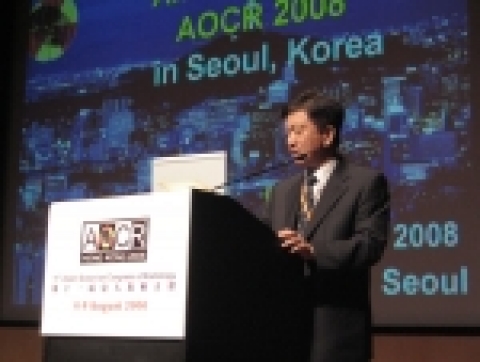 홍콩 학술대회 폐회식에서 최병인 2008년 차기 대회 조직위원장의 서울대회에 대한 소개를 하고 있다