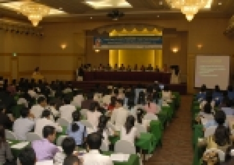 한국청소년단체협의회와 국가청소년위원회가 8월 17일 남산 타워호텔에서 개최한 &#039;아시아청소년의회&#039;에 아시아 18개국 청소년들이 참석하여 진지하게 논의하고 있다.