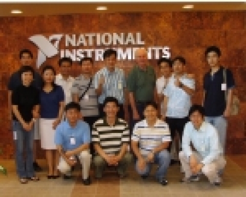 NIWeek 2006 참가자들과 NI CEO, Dr. Truchard