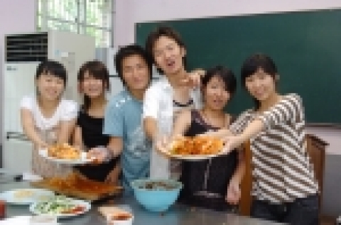 2006 조선대학교 한국문화체험 프로그램에 참가하고 있는 일본 대학생들이 한국김치를 담그며 즐거운 시간을 보냈다.