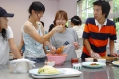 2006 조선대학교 한국문화체험 프로그램에 참가하고 있는 일본 대학생들이 한국김치를 담그며 즐거운 시간을 보냈다.