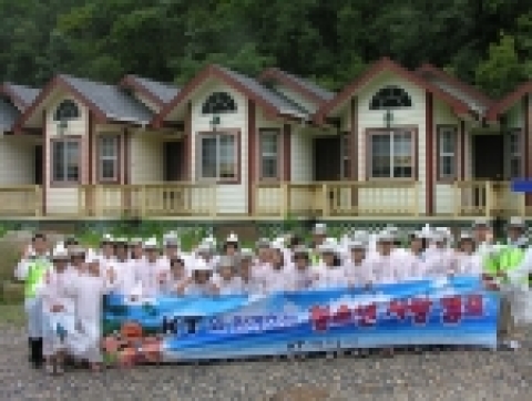강원도평창에서 물놀이로 즐거운 시간을 보내고 있는 청소년들 