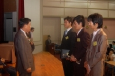 김열 특허청 차장이 '능동적으로 제어되는 안전한 시트'를 발명한 숭실대학교(김두용,유수형,장진호)팀에게 국무총리상을 시상하고 있다.