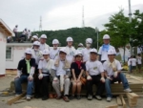 한국썬의 임직원 및 대학생 인턴인 썬스타가 지난 18일 집중호우로 수해를 입은 수재민들을 위해 한국해비타트가 실시한 집짓기 행사에 참여해 봉사활동을 펼쳤다.