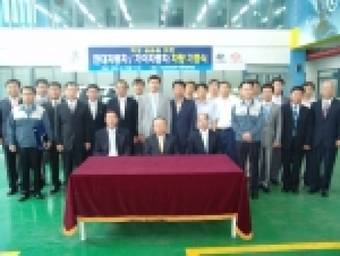 부산정보대학(학장 강기성)은 22일 대학 내 자동차공학관에서 현대자동차와 기아자동차로부터 실습용 차량을 기증 받고 기념식을 가졌다.