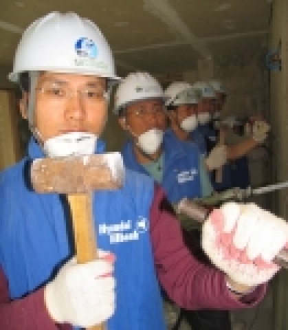 지난 19일 강원 태백 장성동 사랑의 집 짓기 공사현장에서 현대오일뱅크 임직원과 자녀 40여명이 새집짓기 프로그램 등 각양각색의 봉사활동을 펼치고 있다.