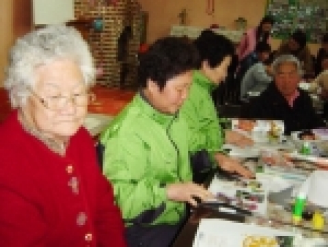 한일장신대가 지역 노인들의 건강증진을 위해 실시한 미술심리치료 봉사활동 교육장면. 이번 프로그램 선정을 계기로 평생프로그램을 앞으로 더욱 활성화할 계획이다.