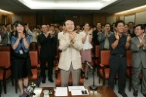 발사 성공을 축하하는 남중수 KT사장(가운데)