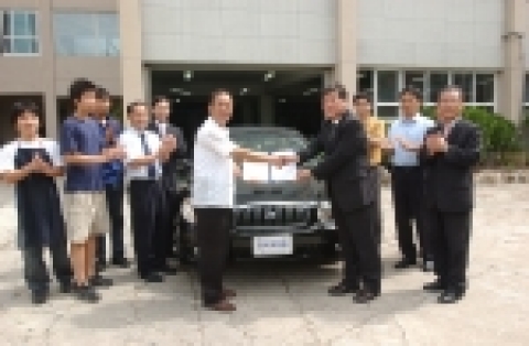 23일(수) 현대정보과학고 자동차과 실습실 앞에서 현대차 윤학중 울산사업소장(사진 오른쪽)과 윤정석 현대정보과학고 교장(사진 왼쪽)이 차량기증식을 갖고 있다.
