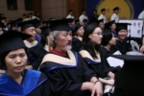 화제의 인물 - 금번 학위수여식 학위취득자중 예술․디자인대학원 포토저널리즘전공 2004학번 학위취득자 박철수씨(사진가운데)는 부인과 딸이 모두 사진을 전공하는 이색 가정