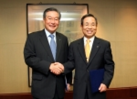 왼  쪽 - 신한금융지주 이인호 사장, 
오른쪽 - 산업은행 김창록 총재 