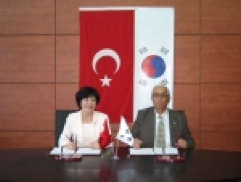 허운나 한국정보통신대학교(ICU) 총장이 터키 토브-경제공학대 타신 케시키 총장과 공동연구 및 교수·학생교환에 관한 협정식을 마치고 기념촬영을 하고 있다.
