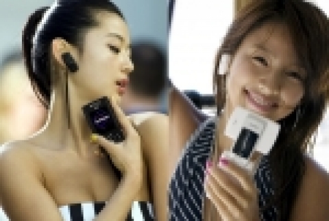삼성전자는 24일 국내 업체로서는 처음으로 블루투스 헤드셋 제품이 8월을 기점으로 연간 누적 판매 100 만대(전세계 판매 기준)를 돌파했다고 밝혔다.