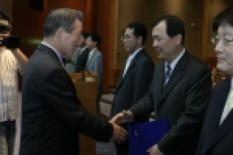 중구 태평로 삼성생명 본사 국제회의실에서 삼성생명 이수창 사장(왼쪽)이 본사 및 지점 전 파트장을 각 부문자율준수 담당자로 임명하고, 자율준수 프로그램이 사내문화로 정착될 수 있도