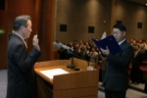 중구 태평로 삼성생명 본사 국제회의실에서 삼성생명 이수창 사장(왼쪽)이 자율준수 담당자를 대표한 재무지원파트 이창욱 파트장(오른쪽)으로부터  『자율준수 프로그램』 실천에 앞장서겠다