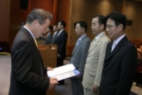 중구 태평로 삼성생명 본사 국제회의실에서 삼성생명 이수창 사장(왼쪽)이 본사 및 지점 전 파트장을 각 부문자율준수 담당자로 임명하고, 자율준수 프로그램이 사내문화로 정착될 수 있도