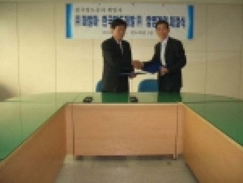 지난 22일 (주)파발마 최세원 사장(왼쪽)과 한국철도개발(주) 안평수 사장(오른쪽)이 합병계약을 체결하고 있다.