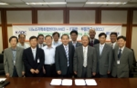 ETRI는 24일, 원내에서 KANC(나노소자특화팹센터)와 MOU를 체결했다. 사진 첫째줄 우에서 세번째가 ETRI IT융합부품연구소 오수영 소장, 좌에서 네번째가 KANC 이중