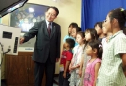 24일 이만기 기상청장이 직원의 자녀들에게 일기예보 방송에 관해 설명하고 있다