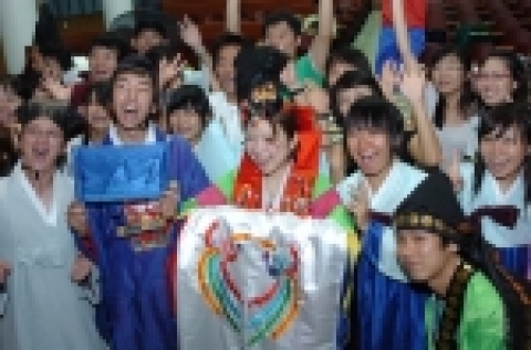 조선대학교가 개설한 2006 한국문화체험 프로그램의 하나로 한복입기 시간이 8월 24일 오후 2시 조선대학교 경상대학 1층 대형강의실에서 진행됐다.