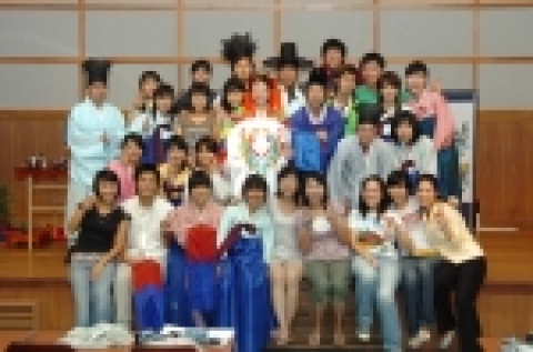 조선대학교가 개설한 2006 한국문화체험 프로그램의 하나로 한복입기 시간이 8월 24일 오후 2시 조선대학교 경상대학 1층 대형강의실에서 진행됐다.