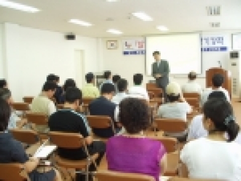 노동부에게 개최한 국민연금 강좌를 듣고 있는 민원인들