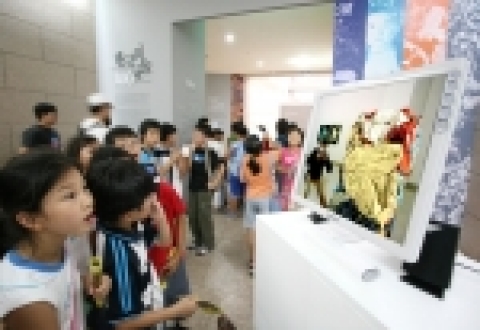 미술관에서 돋보이는 삼성모니터