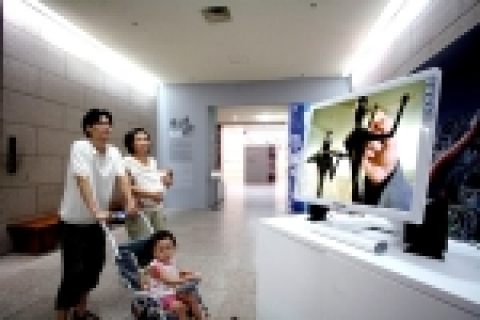미술관에서 돋보이는 삼성모니터-'삼성 컬렉션 모니터' 를 관람하고 있는 모습